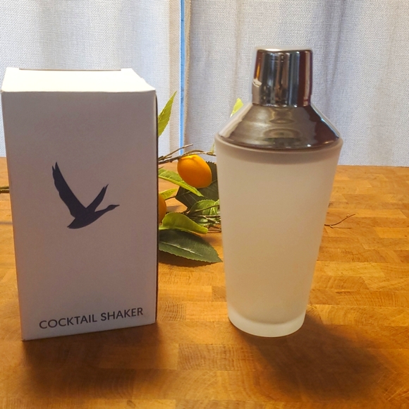 Grey Goose White Frosted Cocktail Shaker NEW IN BOX - Picture 3 of 8